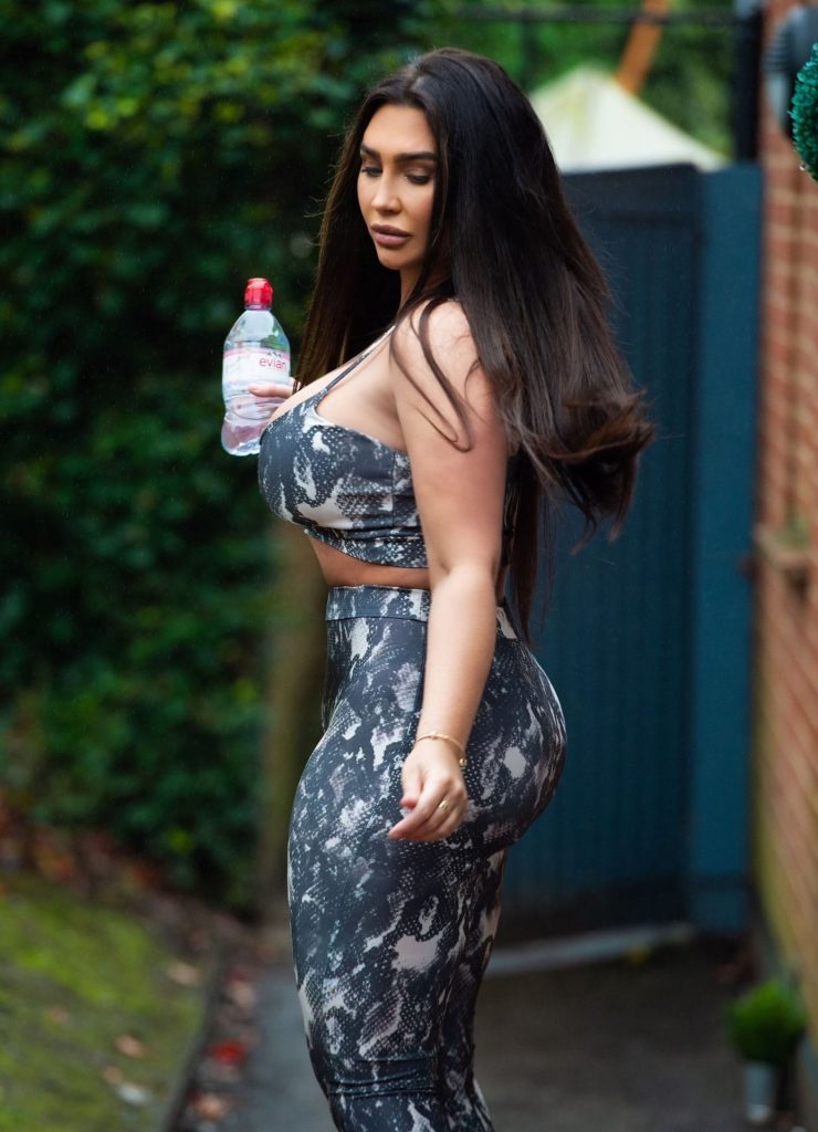 Reality TV Star Lauren Goodger Flaunting Her Curves in a Skintight Get-Up gallery, pic 28