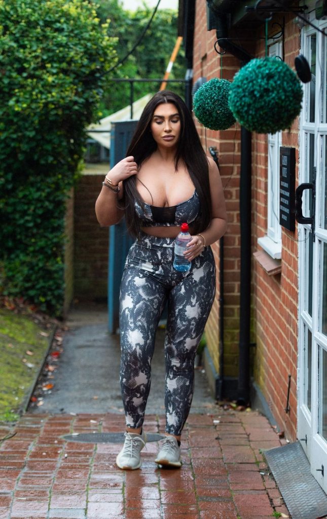 Reality TV Star Lauren Goodger Flaunting Her Curves in a Skintight Get-Up gallery, pic 40