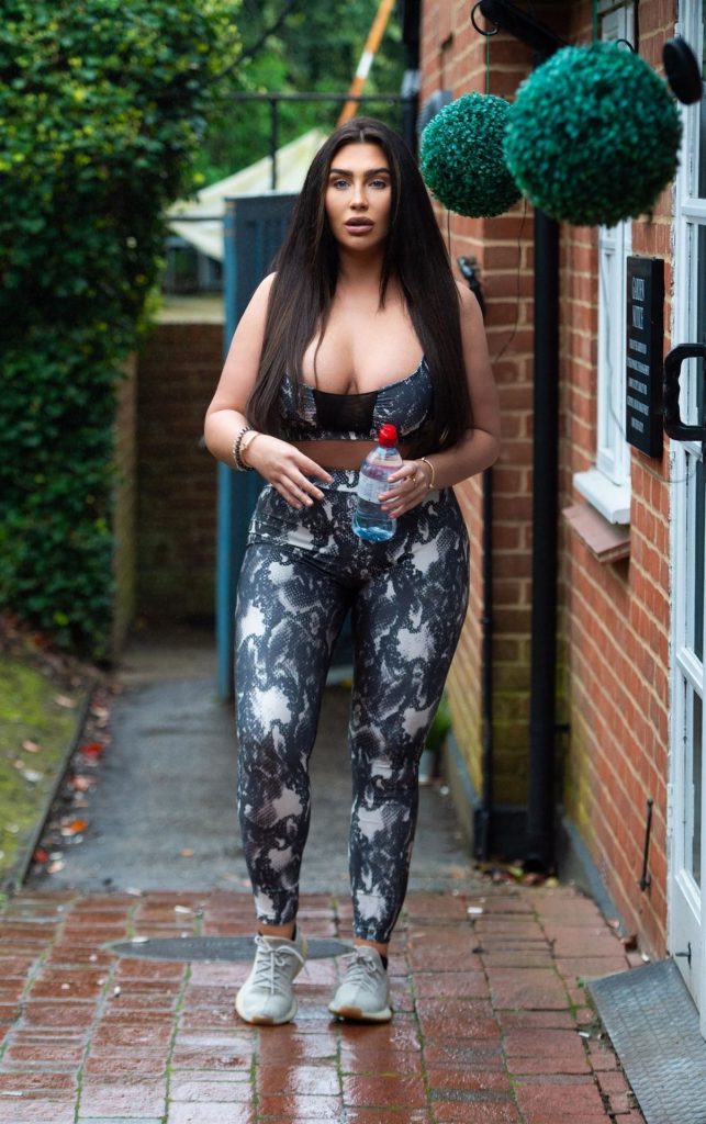 Reality TV Star Lauren Goodger Flaunting Her Curves in a Skintight Get-Up gallery, pic 10