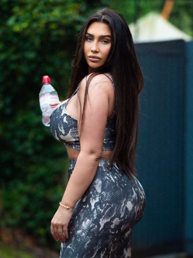 Reality TV Star Lauren Goodger Flaunting Her Curves in a Skintight Get-Up gallery, pic 12