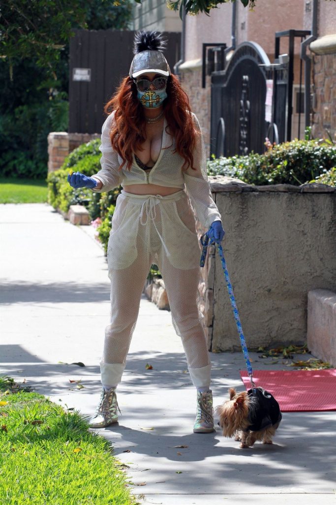 Disgusting Redhead Phoebe Price Goes on all Fours on the Sidewalk gallery, pic 2