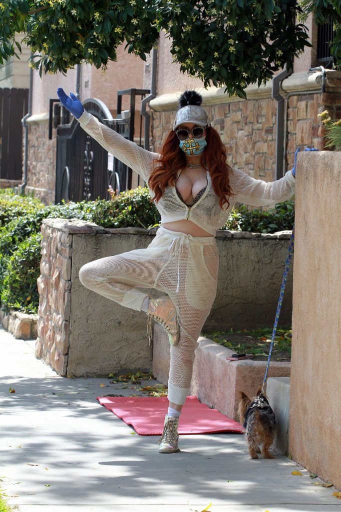 Disgusting Redhead Phoebe Price Goes on all Fours on the Sidewalk gallery, pic 4