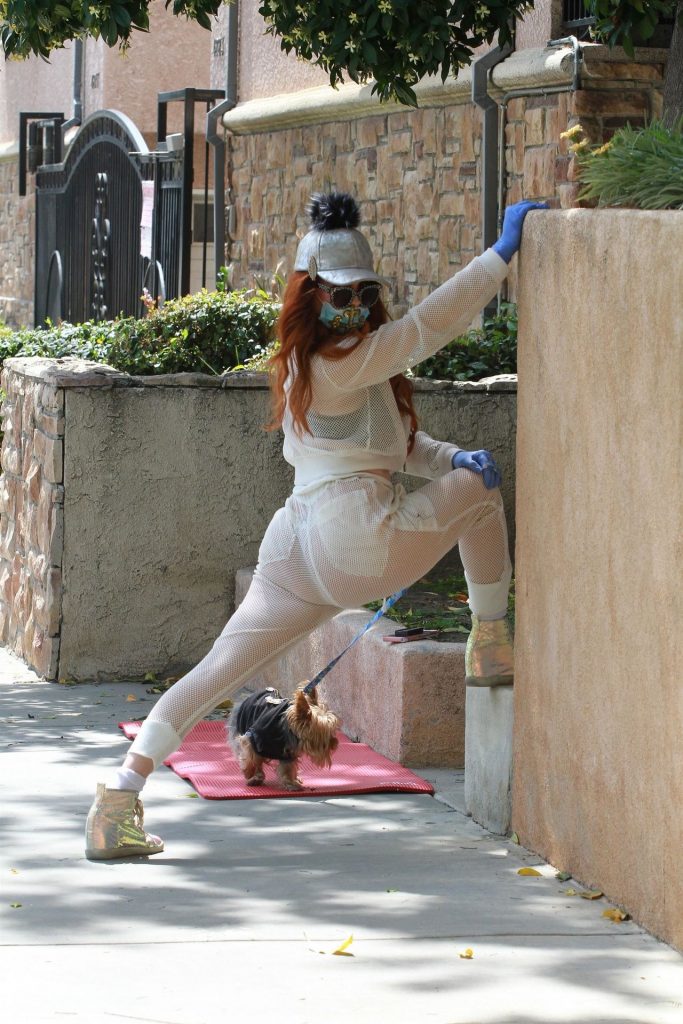 Disgusting Redhead Phoebe Price Goes on all Fours on the Sidewalk gallery, pic 16