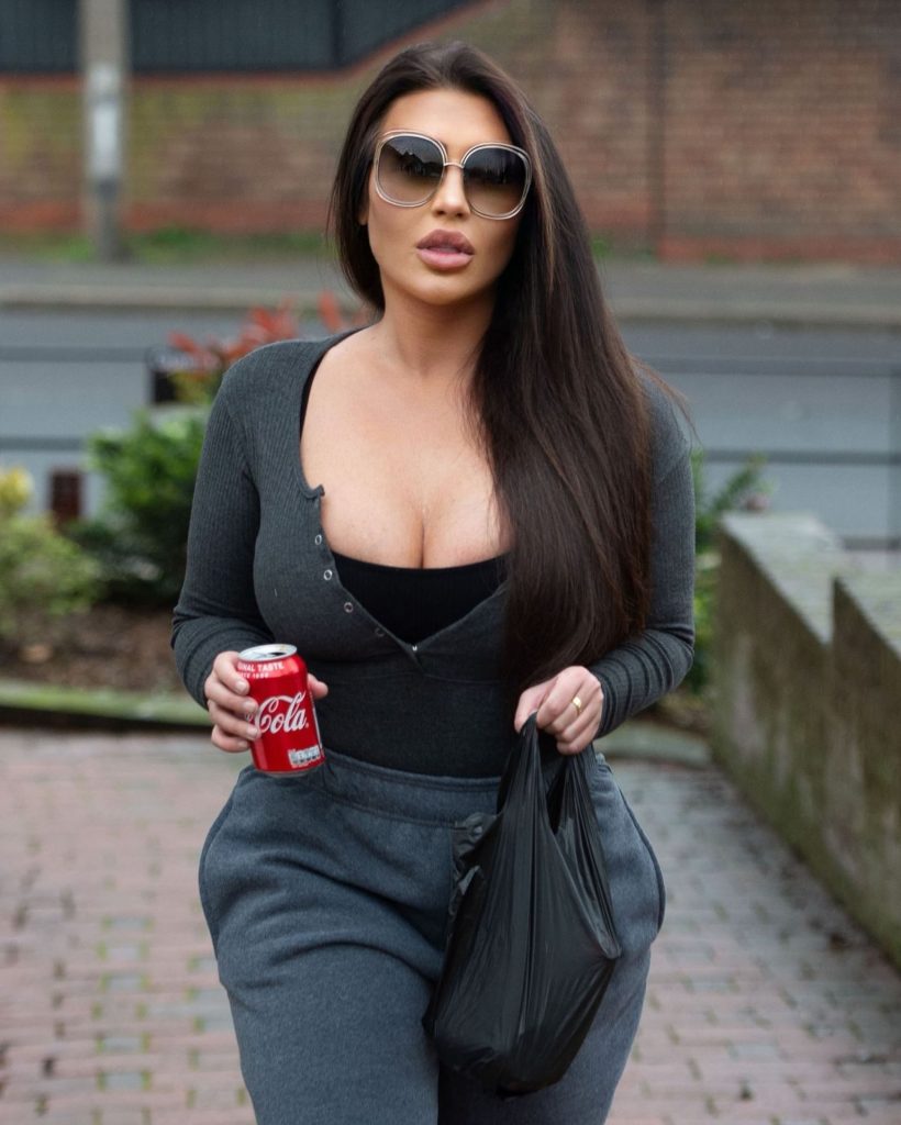 Brunette Lauren Goodger Shows Her Huge Knockers Outside gallery, pic 6