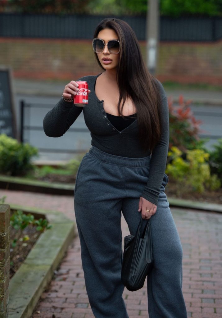 Brunette Lauren Goodger Shows Her Huge Knockers Outside gallery, pic 12