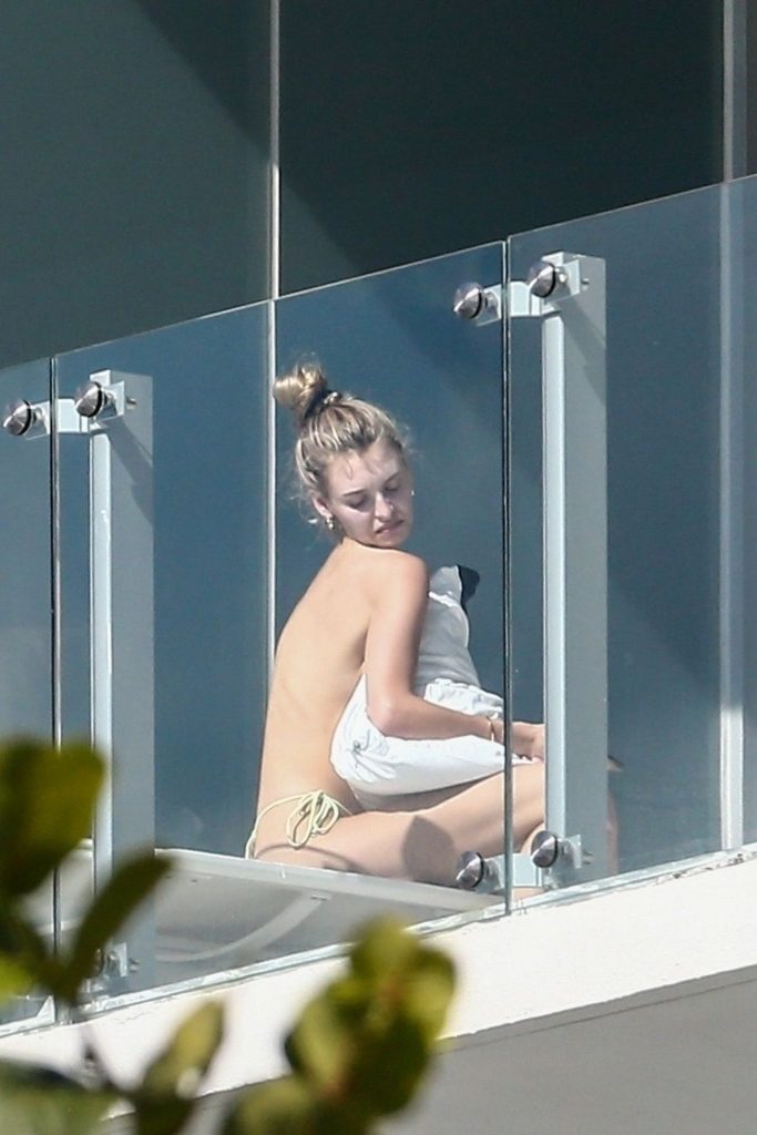 Dutch Model Roosmarijn de Kok Sunbathing Topless on the Balcony gallery, pic 28