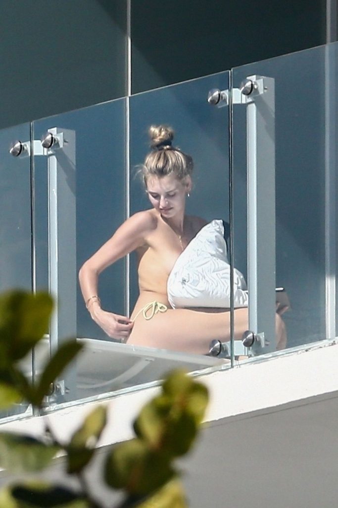 Dutch Model Roosmarijn de Kok Sunbathing Topless on the Balcony gallery, pic 30