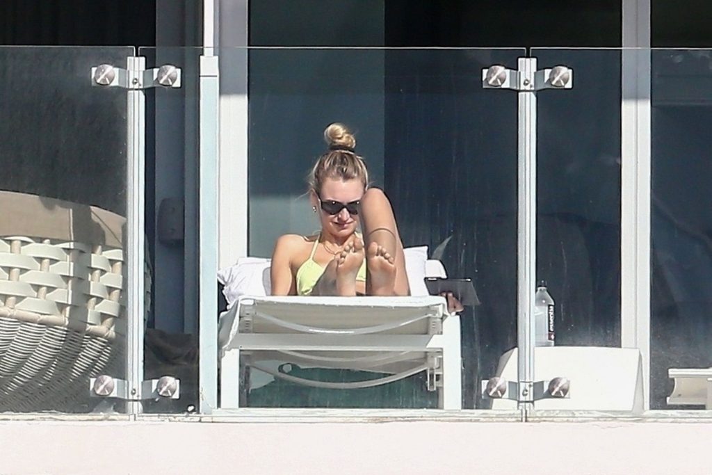 Dutch Model Roosmarijn de Kok Sunbathing Topless on the Balcony gallery, pic 32