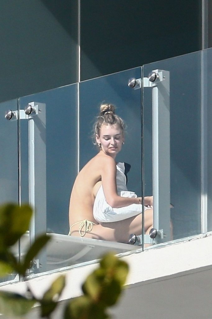 Dutch Model Roosmarijn de Kok Sunbathing Topless on the Balcony gallery, pic 44