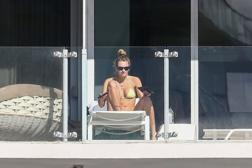 Dutch Model Roosmarijn de Kok Sunbathing Topless on the Balcony gallery, pic 12