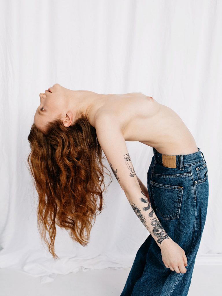 Topless Hottie Alena Makarskaya Showing Her Enviable Breasts in HQ gallery, pic 2