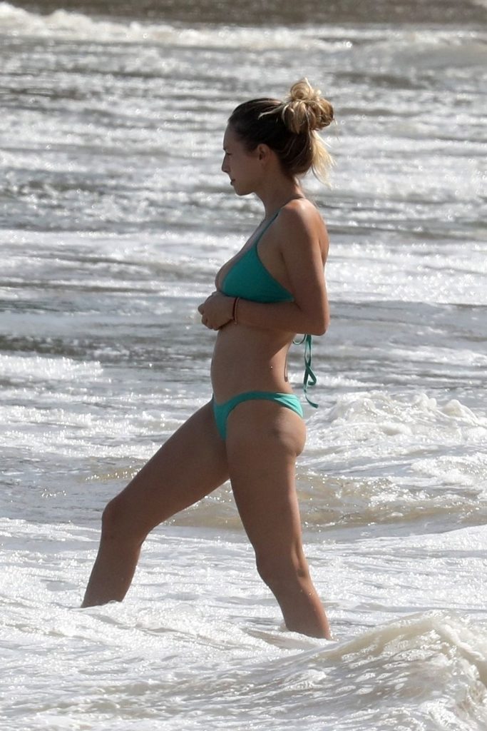 Young Beauty Dylan Penn Shows Her Bikini Body on Mother’s Day gallery, pic 8