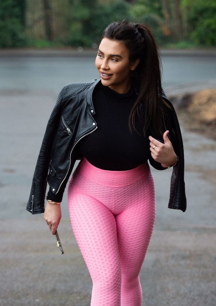 Monstrous Brunette Lauren Goodger Shows Her Ass and Tits for the Cam gallery, pic 22
