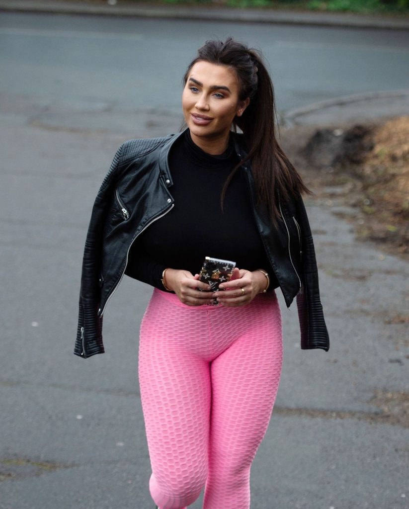 Monstrous Brunette Lauren Goodger Shows Her Ass and Tits for the Cam gallery, pic 30
