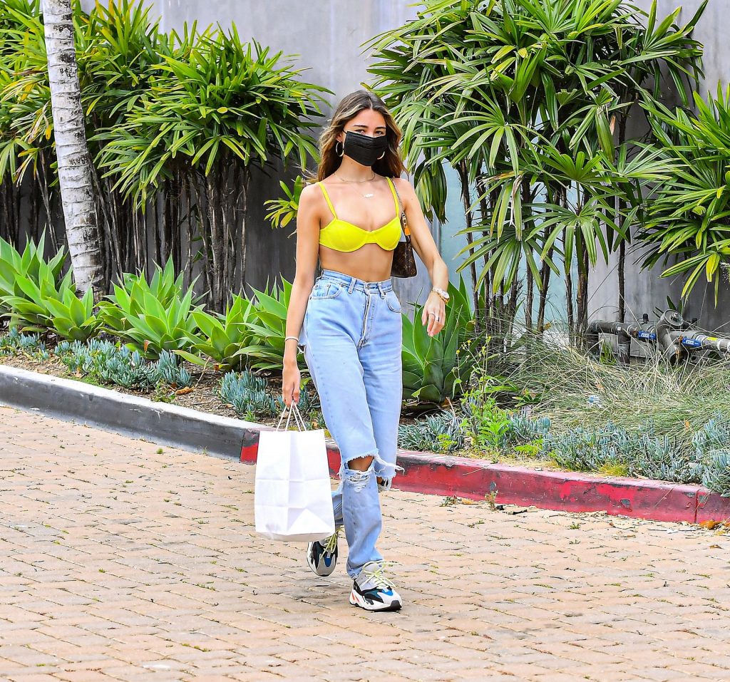 Young Hottie Madison Beer Shows Her Perfect Abs While Out and About gallery, pic 38