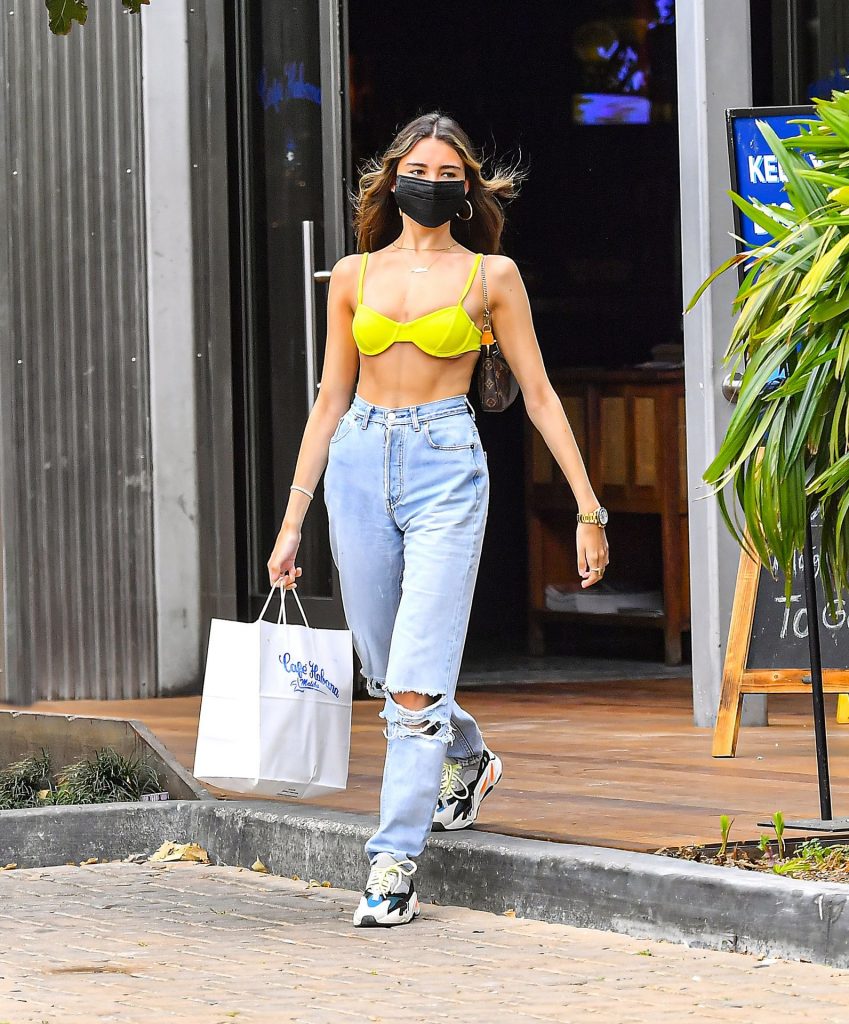 Young Hottie Madison Beer Shows Her Perfect Abs While Out and About gallery, pic 4