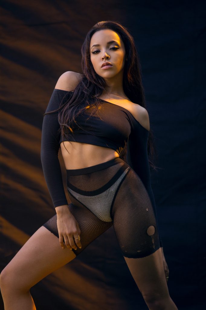 Slim Beauty Tinashe Displaying Her Tight Body in a Sexy Photoshoot gallery, pic 2