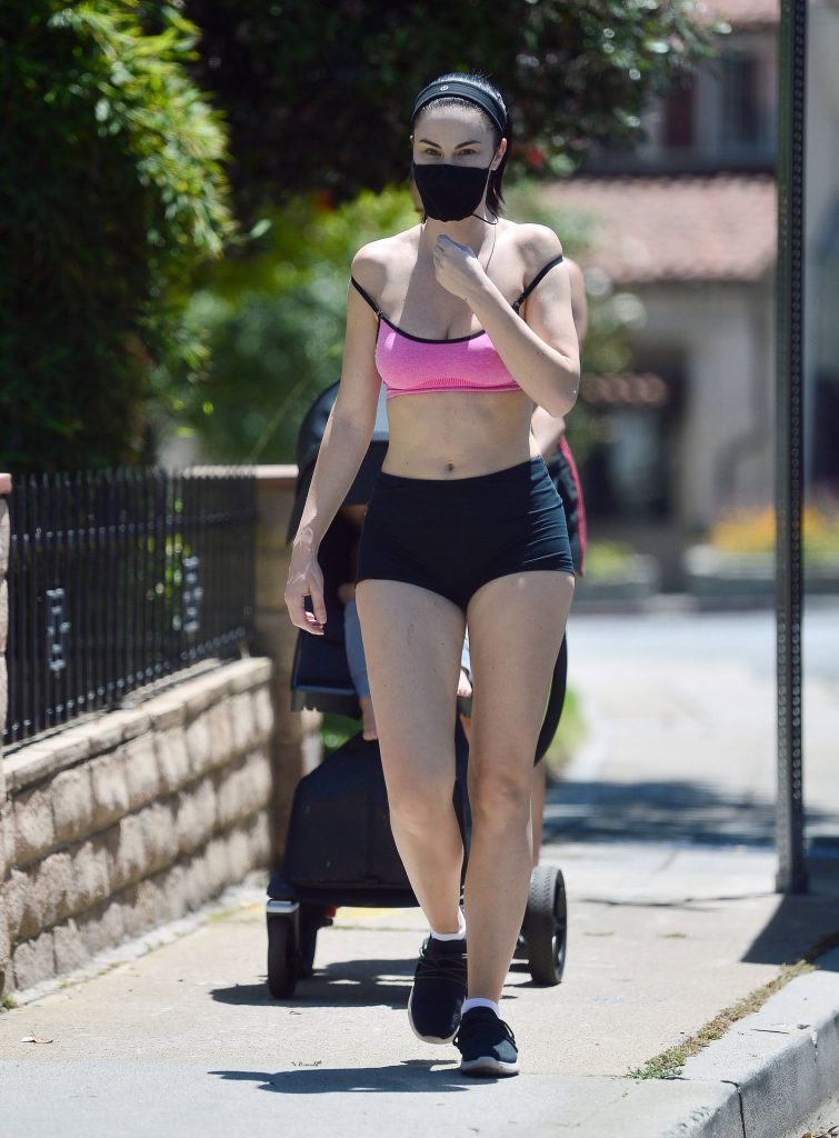 Leggy Babe Jayde Nicole Shows Lots of Skin During a Random Hike gallery, pic 22