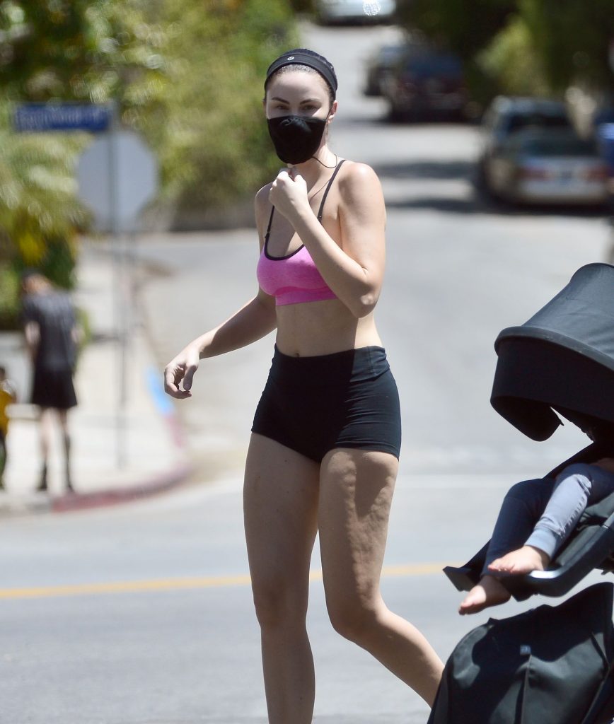 Leggy Babe Jayde Nicole Shows Lots of Skin During a Random Hike gallery, pic 12