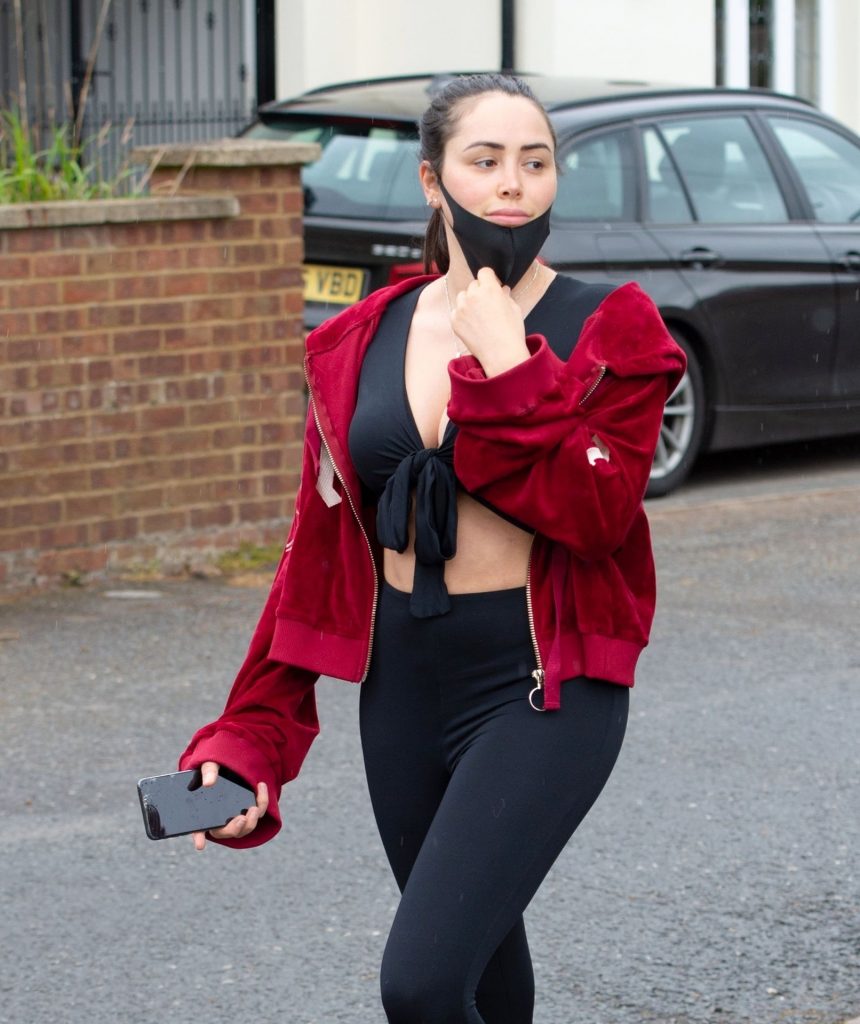 Thick Brunette Marnie Simpson Shows Her Thighs and Tits Outdoors gallery, pic 2