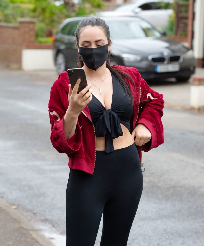 Thick Brunette Marnie Simpson Shows Her Thighs and Tits Outdoors gallery, pic 24