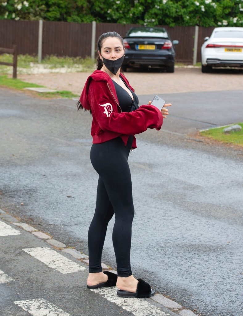 Thick Brunette Marnie Simpson Shows Her Thighs and Tits Outdoors gallery, pic 8