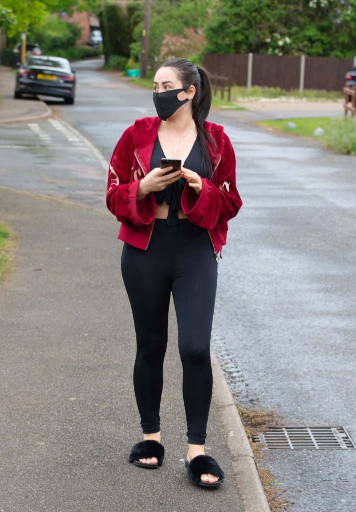 Thick Brunette Marnie Simpson Shows Her Thighs and Tits Outdoors gallery, pic 12