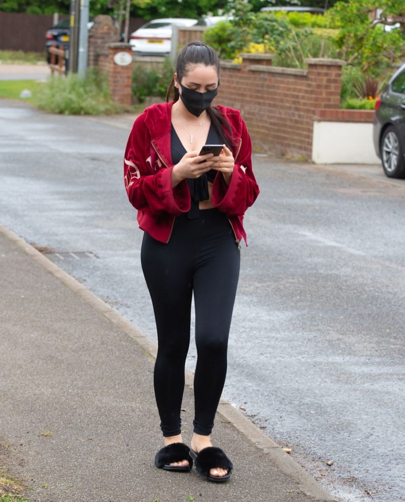 Thick Brunette Marnie Simpson Shows Her Thighs and Tits Outdoors gallery, pic 14