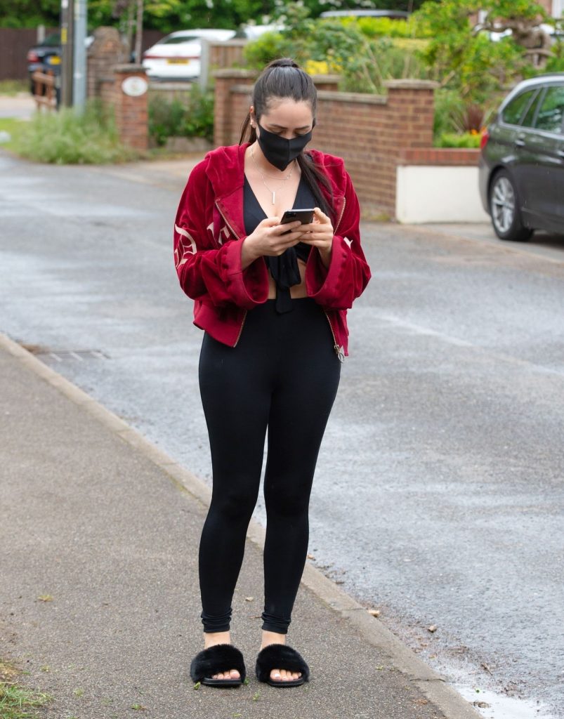 Thick Brunette Marnie Simpson Shows Her Thighs and Tits Outdoors gallery, pic 16