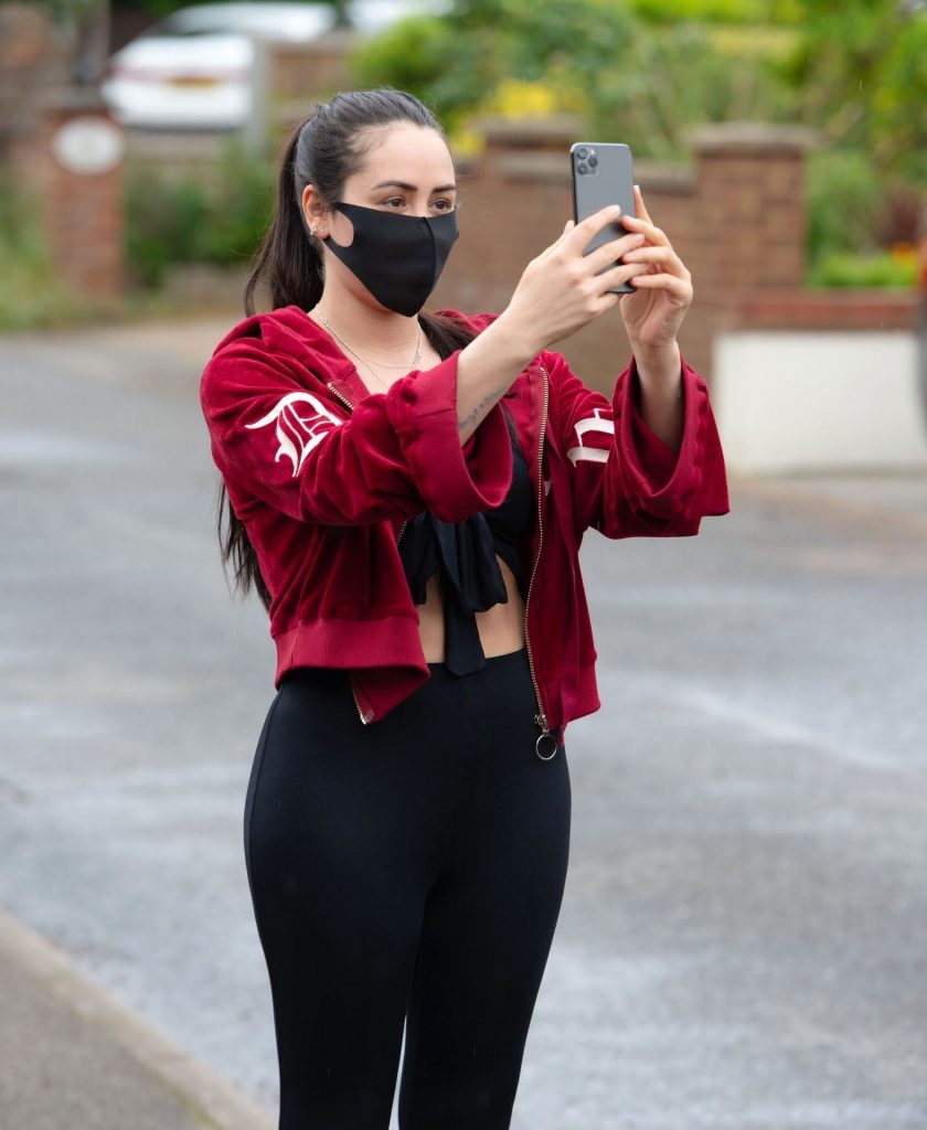 Thick Brunette Marnie Simpson Shows Her Thighs and Tits Outdoors gallery, pic 18