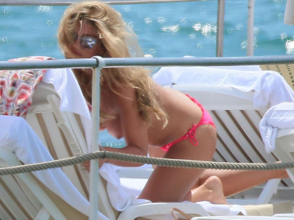 Topless Sunbather Amy Willerton Shows Her Naked Breasts on a Yacht gallery, pic 2