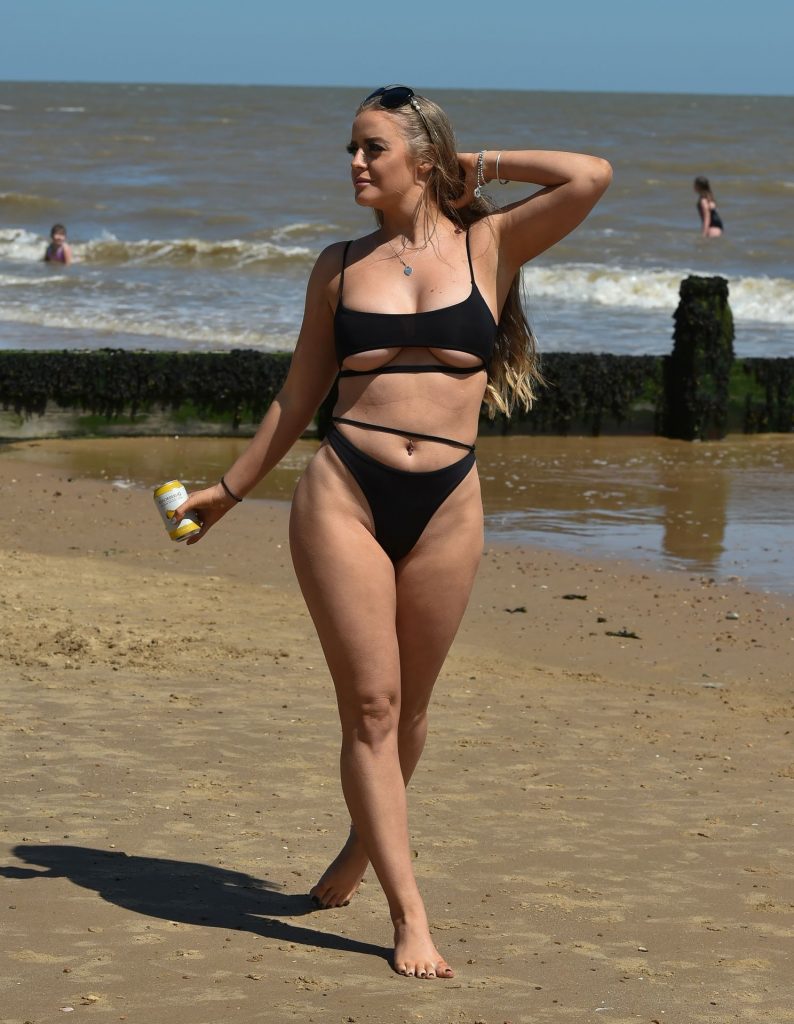 Young Thickie Megan Clark Displaying Her Body in a Black Swimsuit gallery, pic 6