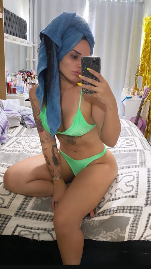 Brazilian Babe Perlla Shows Her Bikini Body and Twerks for the Cam gallery, pic 30