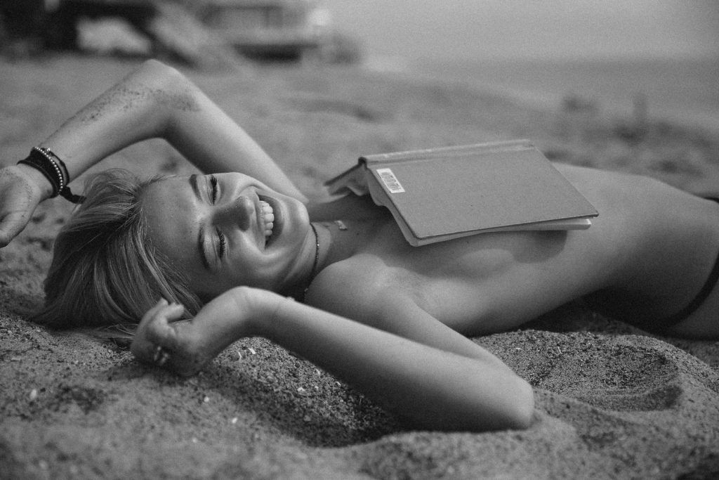 Topless Delilah Belle Hamlin Frolicking on a Deserted Beach gallery, pic 8