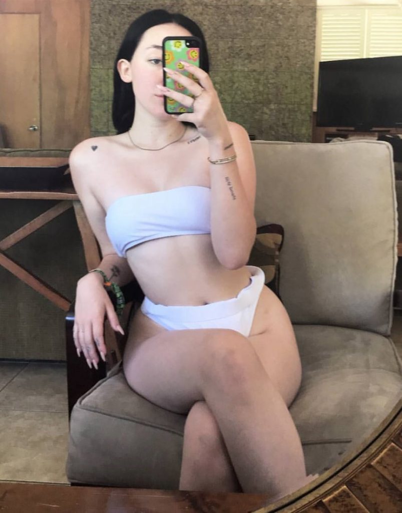 Young Brunette Noah Cyrus Is Every Bit as Slutty as Her Sister gallery, pic 2