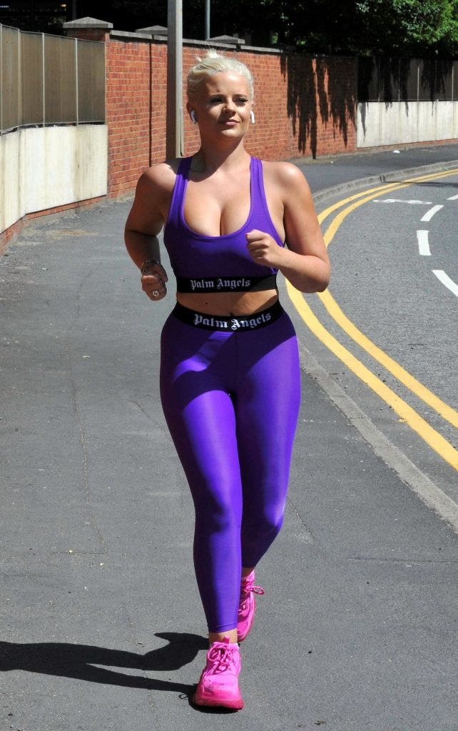 Juicy Jogger Apollonia Llewellyn Shows Her Curves and Rolls in HQ gallery, pic 6