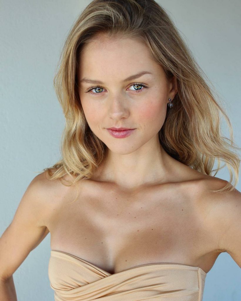 Aussie Hottie Isabelle Cornish Displaying Her Perfect Body gallery, pic 4