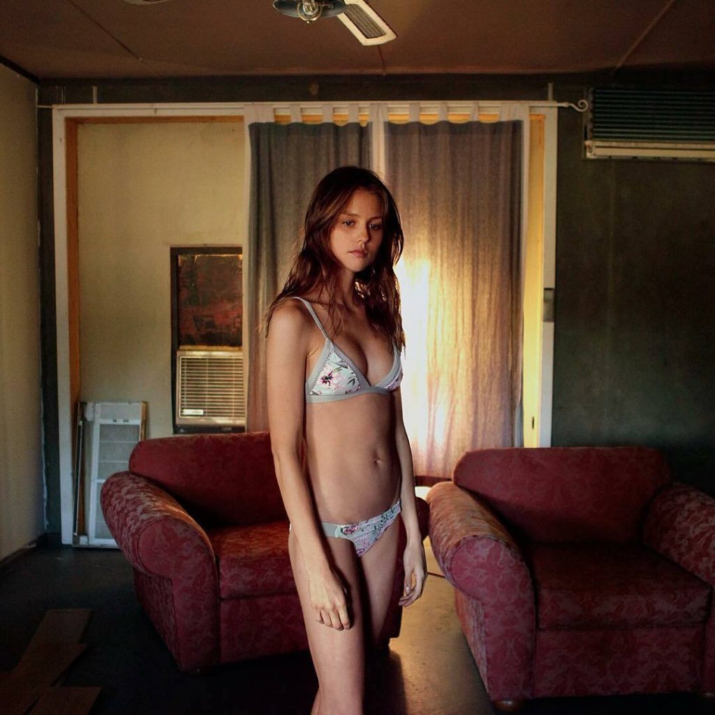 Aussie Hottie Isabelle Cornish Displaying Her Perfect Body gallery, pic 76