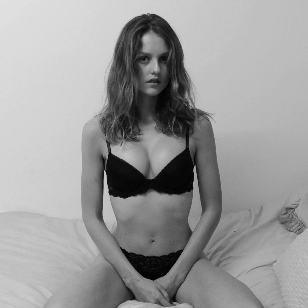 Aussie Hottie Isabelle Cornish Displaying Her Perfect Body gallery, pic 10