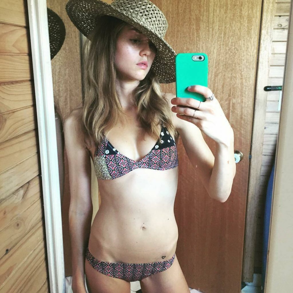 Aussie Hottie Isabelle Cornish Displaying Her Perfect Body gallery, pic 12