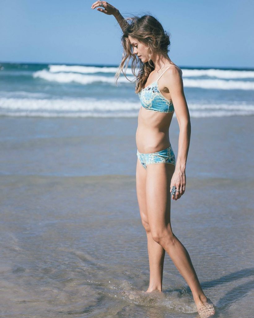 Aussie Hottie Isabelle Cornish Displaying Her Perfect Body gallery, pic 14
