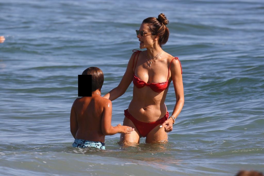 Bikini-Clad Alessandra Ambrosio Looks Perfect Without Even Trying Hard gallery, pic 144