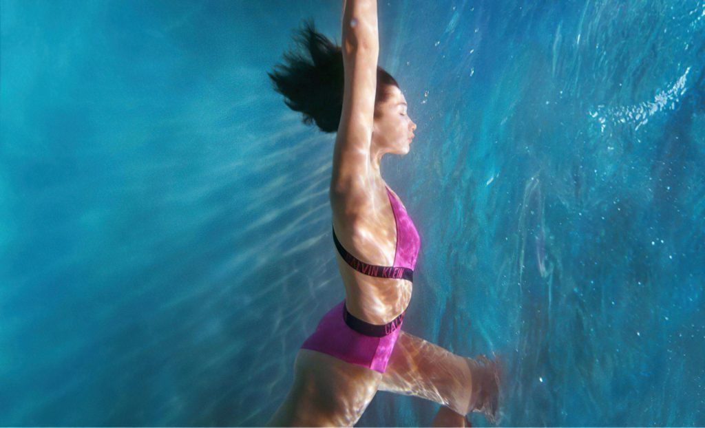 Supermodel Bella Hadid Showing Her Enviable Physique Underwater gallery, pic 6
