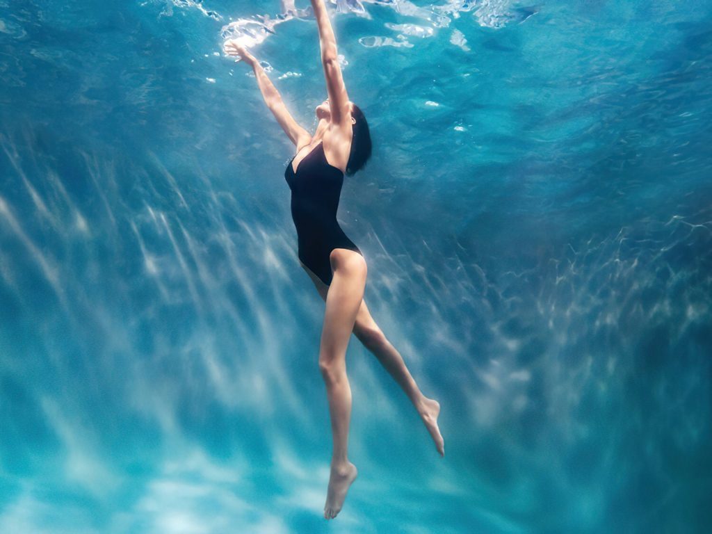 Supermodel Bella Hadid Showing Her Enviable Physique Underwater gallery, pic 10