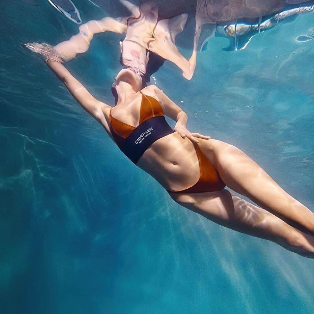 Supermodel Bella Hadid Showing Her Enviable Physique Underwater gallery, pic 16