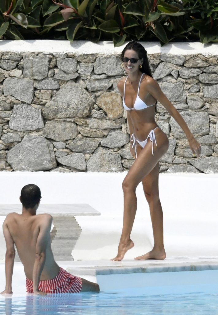 Brazilian Babe Izabel Goulart Displays Her Enviable Bikini Body gallery, pic 8