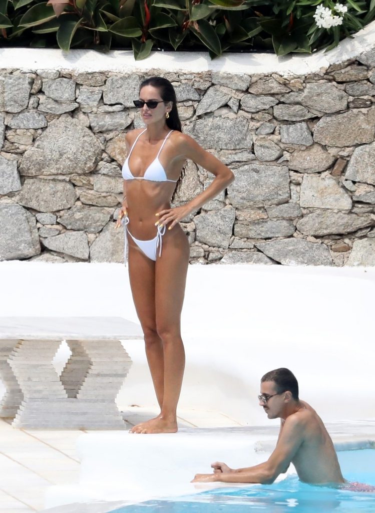 Brazilian Babe Izabel Goulart Displays Her Enviable Bikini Body gallery, pic 118