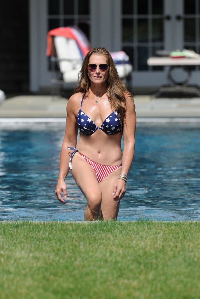 Bikini-Clad Brooke Shields Emerges from the Pool (Dramatically) gallery, pic 38