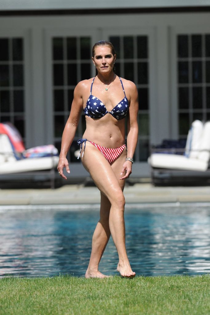 Bikini-Clad Brooke Shields Emerges from the Pool (Dramatically) gallery, pic 6