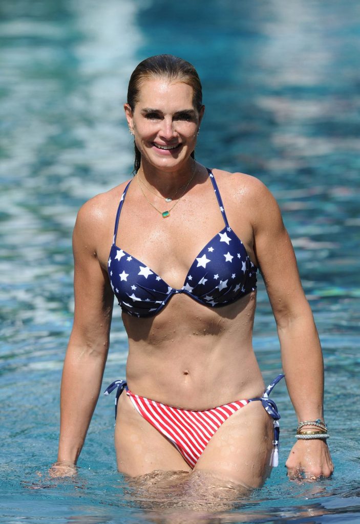 Bikini-Clad Brooke Shields Emerges from the Pool (Dramatically) gallery, pic 8